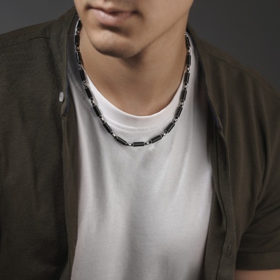 Colar masculino com contas pretas e prateadas