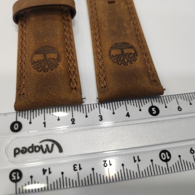Correia de relógio castanha em couro com logótipo e régua transparente.