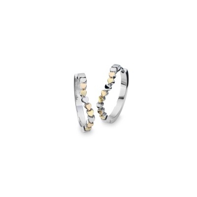 Brincos de argola em metal prateado com detalhes em corações dourados