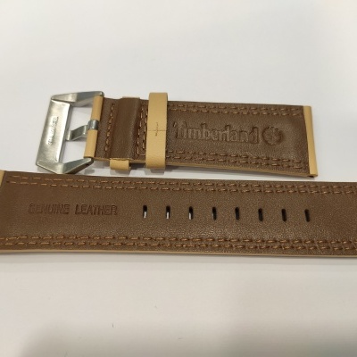 Pulseira de relógio em pele castanha com fecho metálico prateado