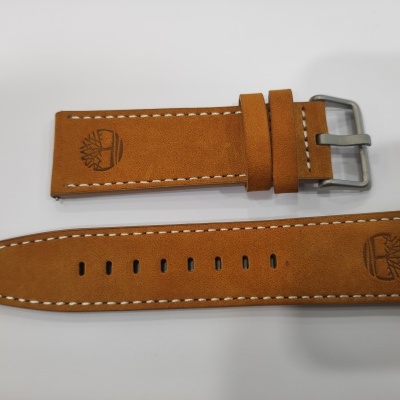 Correia de relógio de couro castanho com fivela metálica prateada e logotipo Timberland