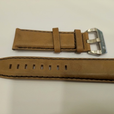 Correia de relógio castanha em couro com fivela prata