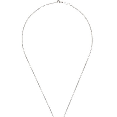 Colar com dois corações entrelaçados dourado e rosa suspensos numa corrente prateada