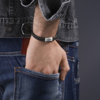 Pulseira masculina em couro preto trançado com fecho metálico prateado no pulso