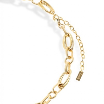 Colar dourado com elos variados e placa com a palavra LOVE.