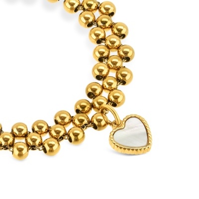 Pulseira de contas douradas com pendente em forma de coração
