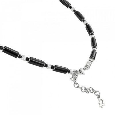 Colar com contas pretas e prateadas e fecho com extensão de corrente