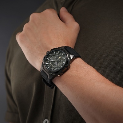 Relógio de pulso masculino preto com mostrador analógico e correia de silicone