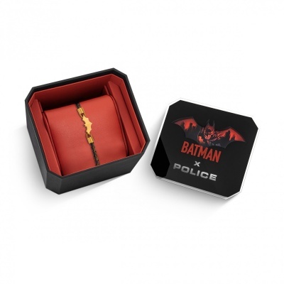 Pulseira dourada com símbolo do Batman em caixa preta com interior vermelho e tampa preta com texto BATMAN x POLICE