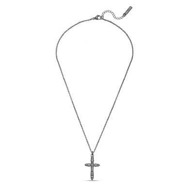 Colar com pendente de cruz em metal prateado sobre fundo branco