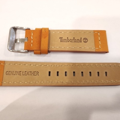 Correia de relógio em pele castanha clara com fivela metálica e texto Timberland