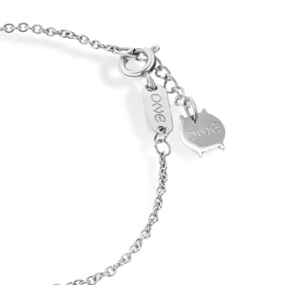 Corrente fina prateada com fecho e etiquetas penduradas