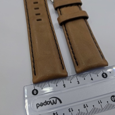 Parte de bracelete de relógio castanho em pele com régua para medir