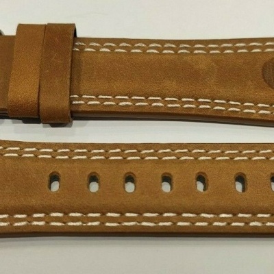 Pulseira de relógio de couro castanho com costuras brancas e fivela metálica