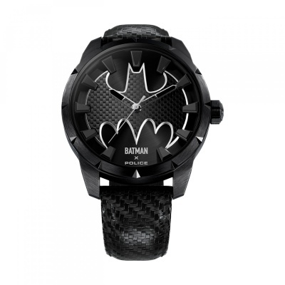Relógio de pulso preto com símbolo do Batman no mostrador e bracelete com padrão carbono.