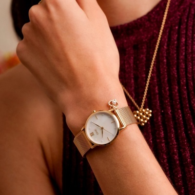 Relógio feminino dourado com bracelete de malha metálica e pendente de coração