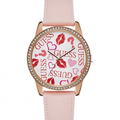 Relógio Guess com bracelete rosa claro, mostrador branco com lábios vermelhos, corações e texto GUESS