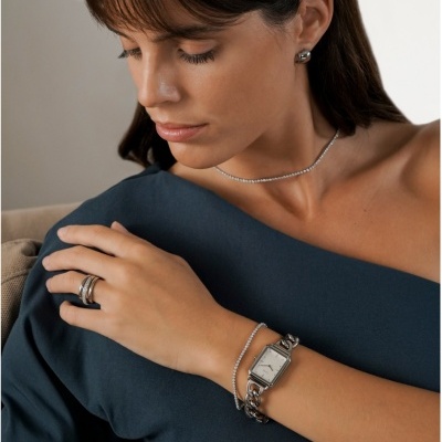 Relógio de senhora com bracelete de elos e acessórios prateados