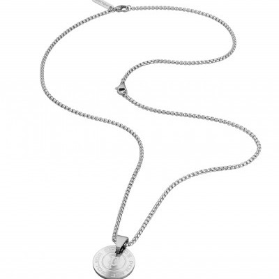 Colar de prata com pendente redondo e corrente fina sobre fundo branco