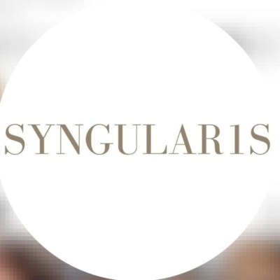 Logótipo SYNGULAR1S em letras castanhas sobre fundo branco