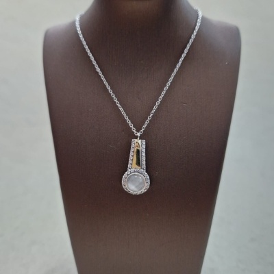 Colar prateado com pendente em suporte castanho