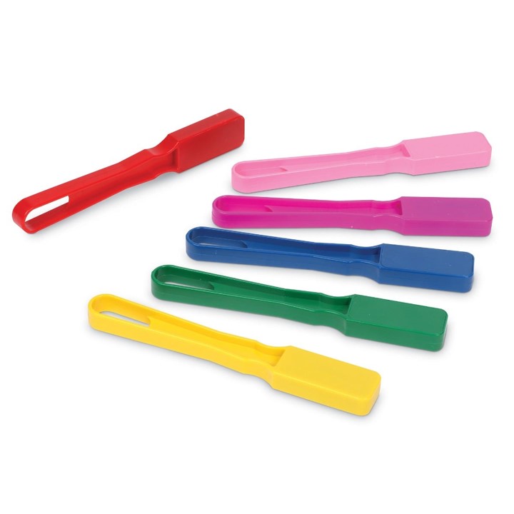 Vara magnética Seis espátulas de silicone coloridas em várias cores, dispostas sobre fundo branco.