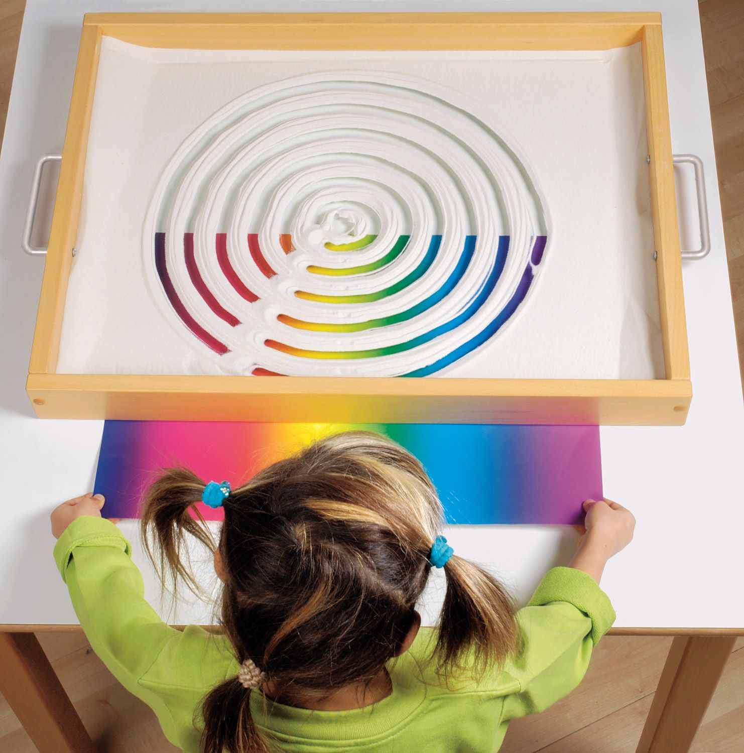 Bandeja de Areia com base de vidro transparente Bandeja com padrões coloridos e criança a segurá-los