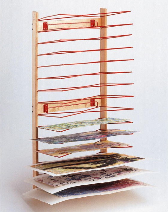 Secador de Desenhos de Parede Estante de madeira com suportes vermelhos e folhas de papel artísticas