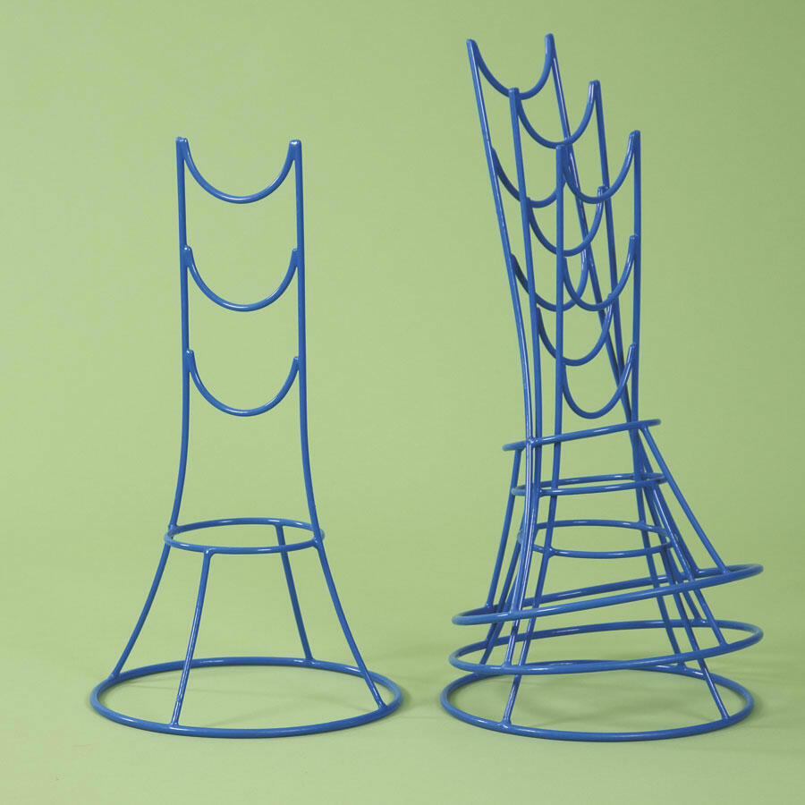 Suportes Mini para Canais de Água – Pack de 4 Dois suportes de metal azul sobre fundo verde