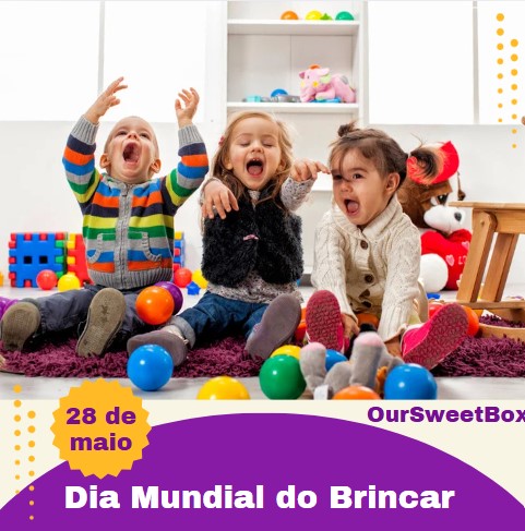 Três crianças sentadas numa sala de brincar com bolas coloridas e prateleira com brinquedos