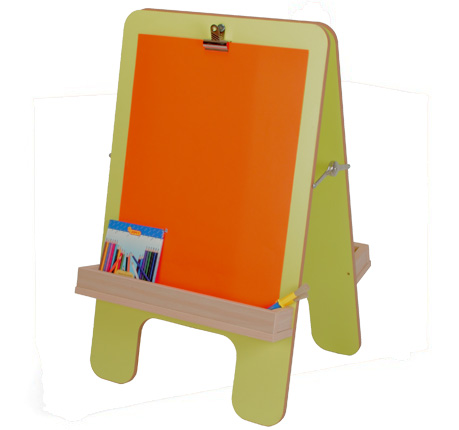 Cavalete de Pintura para 2 Crianças Quadro infantil de madeira verde claro e laranja com suporte e lápis coloridos.