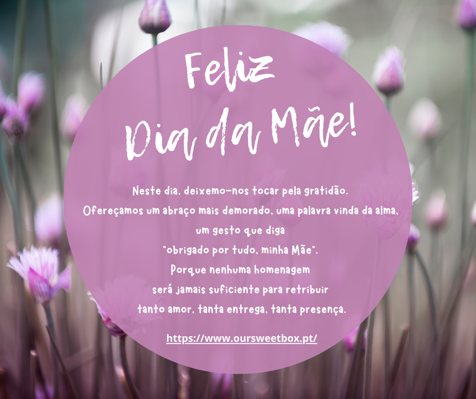 Cartão com flores lilases e mensagem de Feliz Dia da Mãe em português