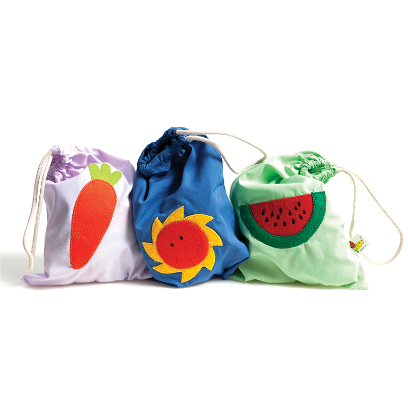 Pack Natureza Três sacos de pano coloridos com desenhos de cenoura, girassol e melancia.
