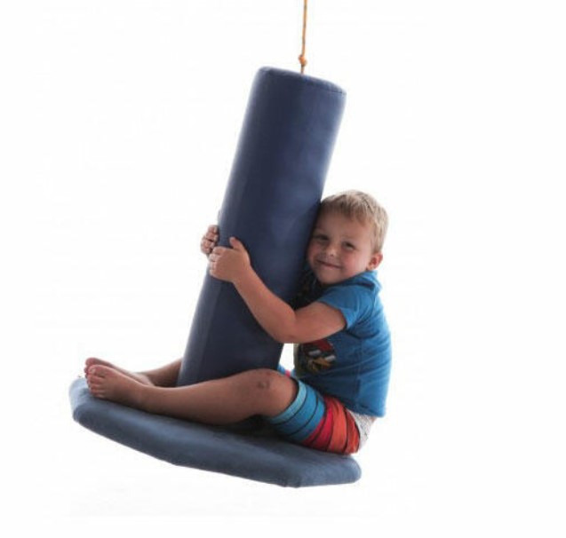Baloiço Terapêutico Sensorial em Cogumelo - Sensory Therapy Mushroom Swing Criança abraçando brinquedo suspenso azul escuro