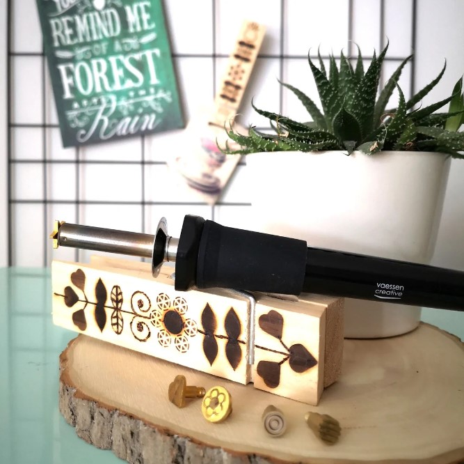 Pirógrafo com 23 pontas Pirogravador com base decorada, acessórios e planta suculenta