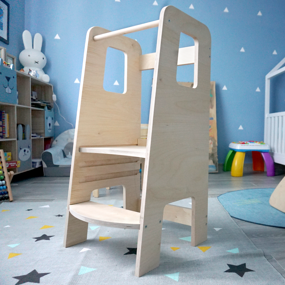 ully Natural Móvel infantil de madeira clara num quarto de crianças com decoração azul