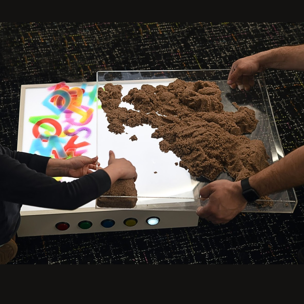 Mesa de luz com superfície para areia Mesa interativa com letras coloridas e bandeja com areia e sandálias marrons