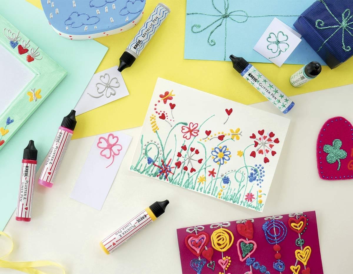 Conjunto Efeitos Felizes - Happy Effects Cartões e tecido coloridos com desenhos florais e corações e tubos de tinta para tecido