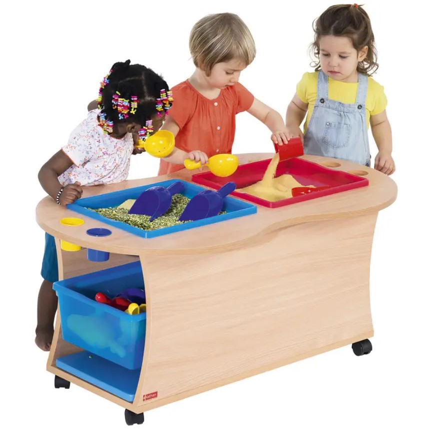 Mesa de atividades Nathan Três crianças a brincar com mesa sensorial colorida de madeira e plástico