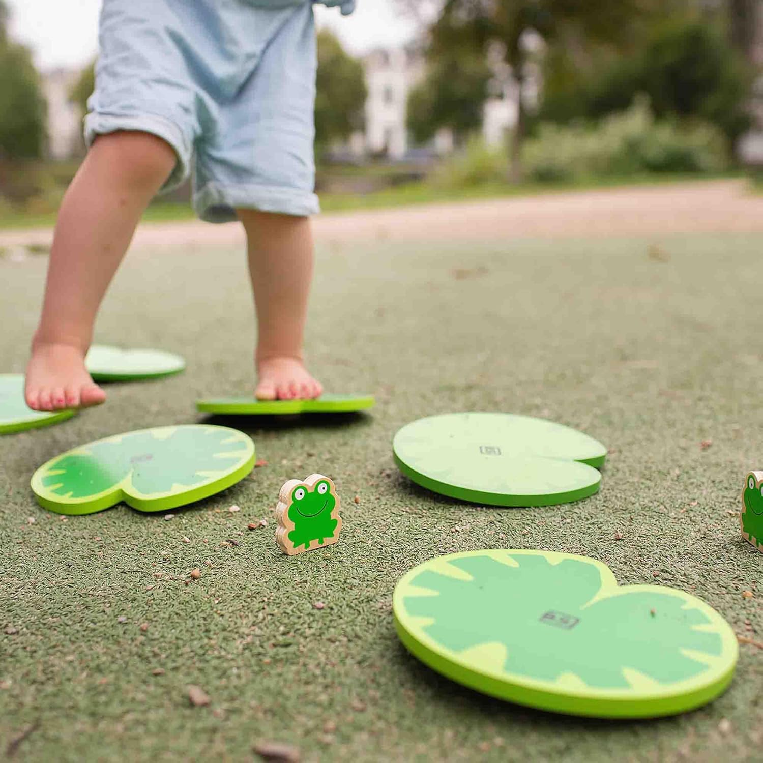 Caminho dos Nenúfares Brinquedo infantil folhas verdes e sapos para equilíbrio em pavimento exterior