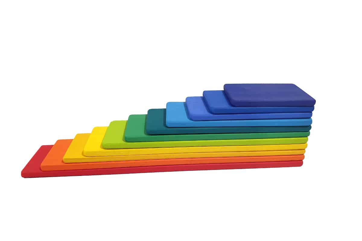 Tábuas de cores do arco-íris Pranchas retangulares coloridas empilhadas por tamanho