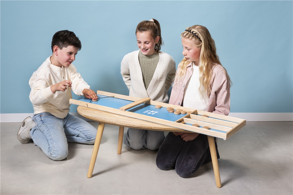 Shuffleboard Júnior Holandês Conjunto de jogo em madeira com tabuleiro azul e peças redondas em ambiente interior