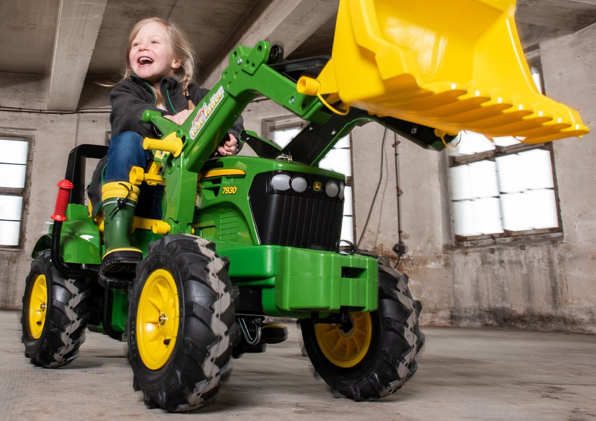 Tractor John Deere Com Pá Carregadora e Rodas Pneumáticas Trator de brincar verde com pá amarela em espaço interior
