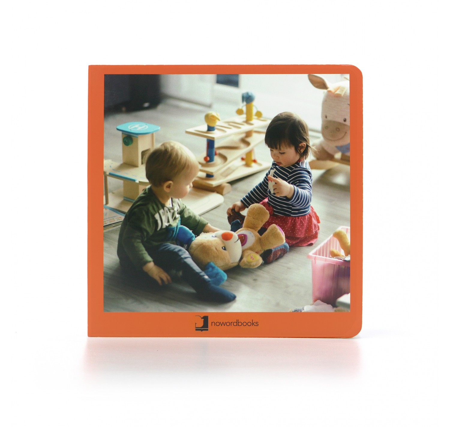 Hábitos e rotinas Livro infantil com capa dura e fotografia de crianças a brincar com brinquedos