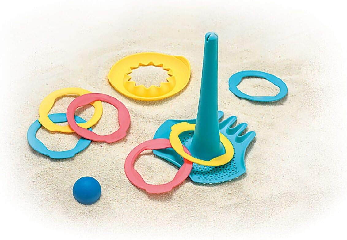 Beach Set Triplet Brinquedos de praia coloridos sobre areia clara