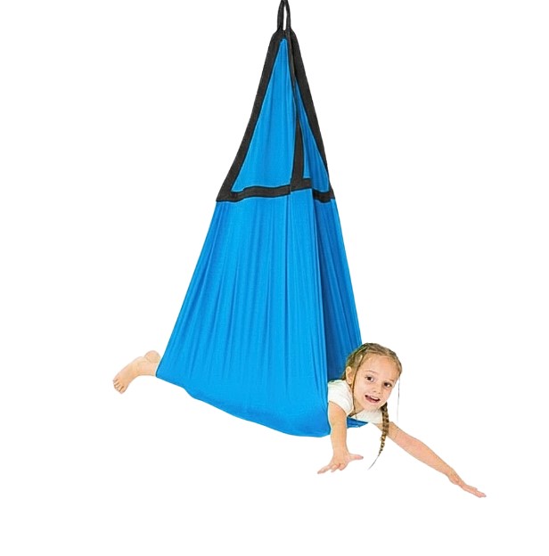 Rede Terapêutica Elástica - Elastic Theraputic Hammock Criança dentro de baloiço suspenso azul em tecido elástico