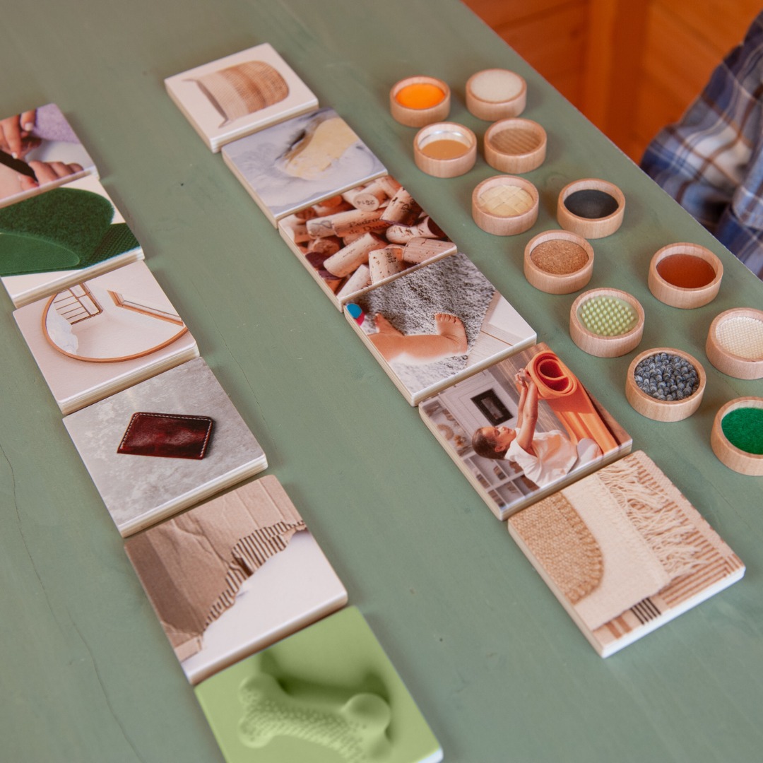 Jogo tátil de associação com imagens reais Conjuntos de quadrados de papel com imagens de texturas e recipientes circulares com materiais coloridos sobre superfície verde