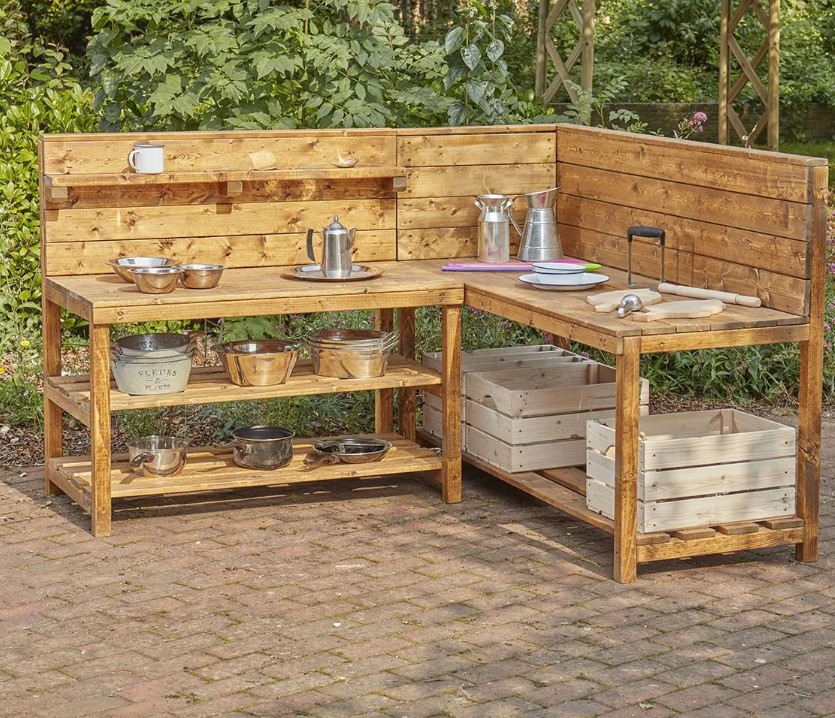 Unidade de Canto Compacta Lite Cozinha exterior de madeira com utensílios e prateleiras ao ar livre