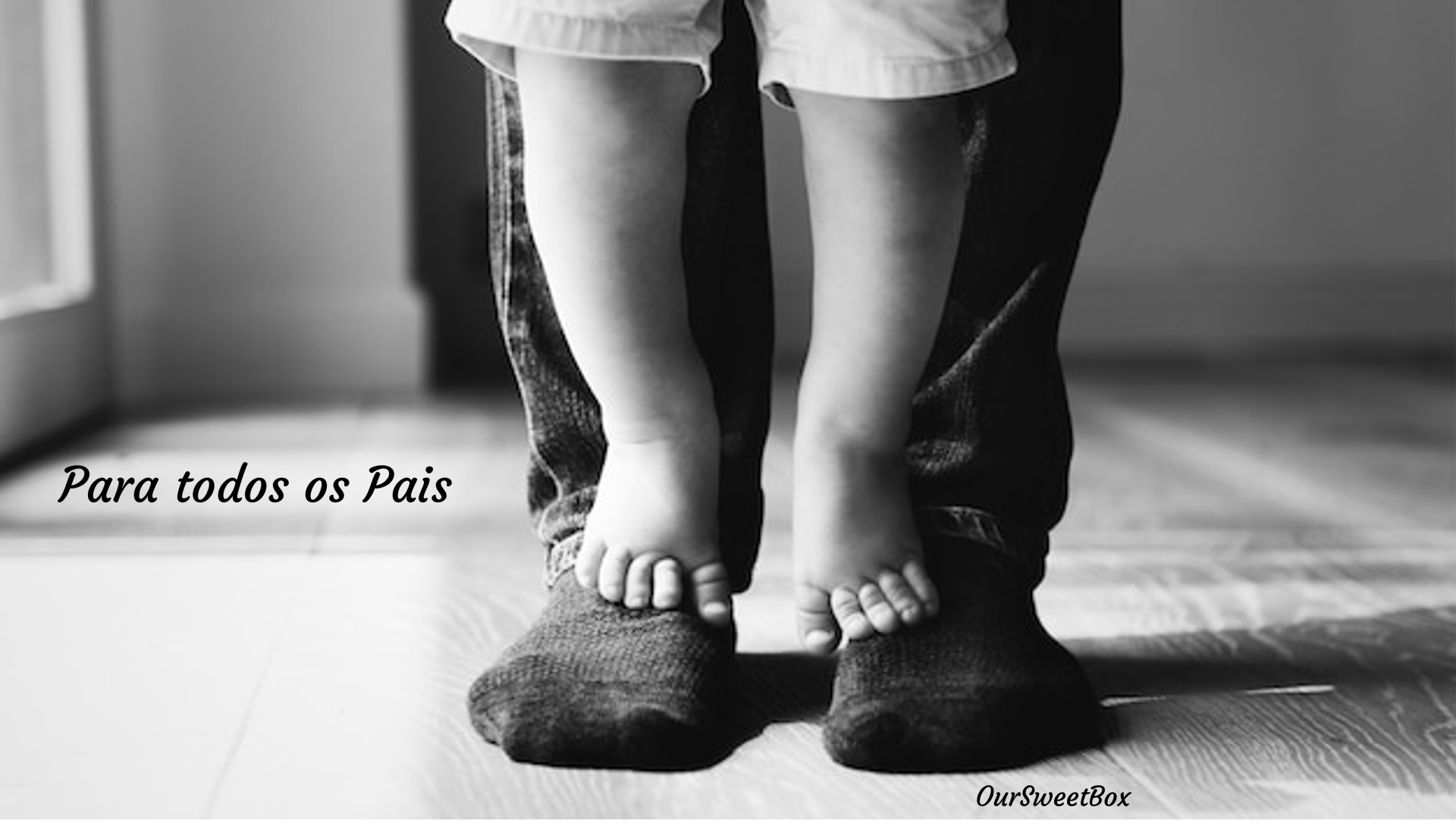 Pés descalços de criança sobre pés com meias escuras de adulto em chão de madeira