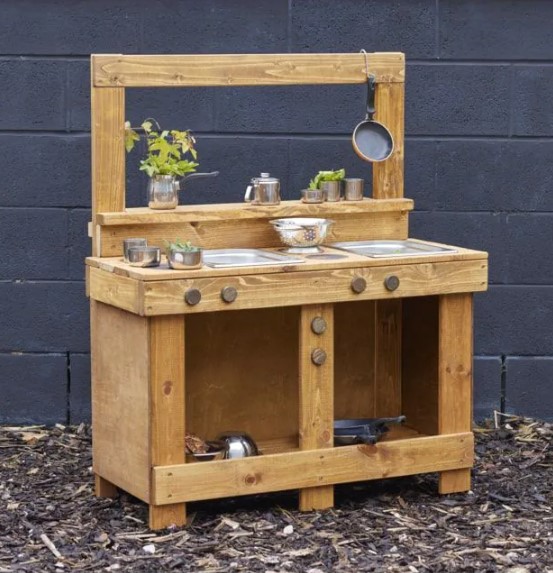 Cozinha de Lama "Cosy Café" Cozinha de brincar em madeira com bacias metálicas e utensílios.